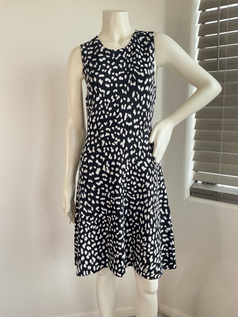 NEW Michael Kors Black White Sleeveless stretch easy wear career midi dress M